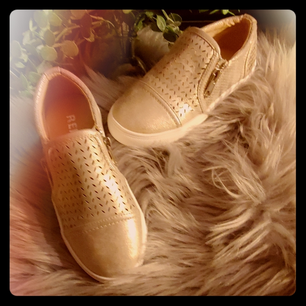 Little girls Report EUC slip on sneakers